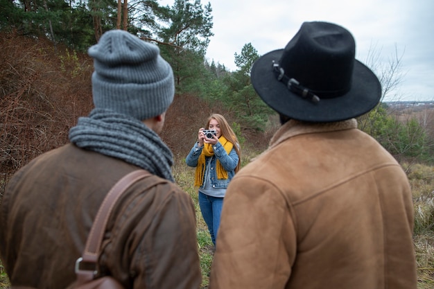 Foto jonge volwassenen die in de winter reizen