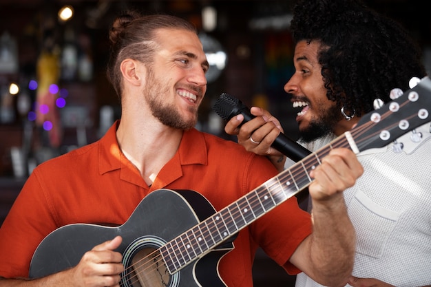 Jonge volwassenen die plezier hebben bij open mic