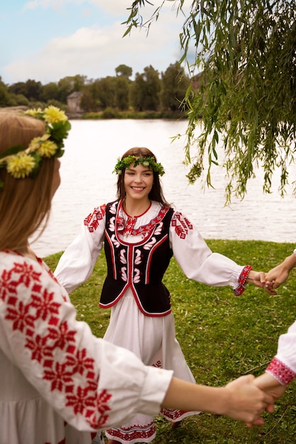 Foto jonge volwassenen die plezier hebben tijdens volksdansen