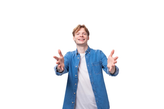 Jonge vriendelijke man met rood haar in een blauw shirt en witte t-shirt