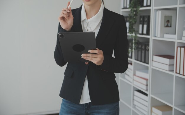 Jonge vriendelijke operator vrouw agent met headsets werken in een callcenter