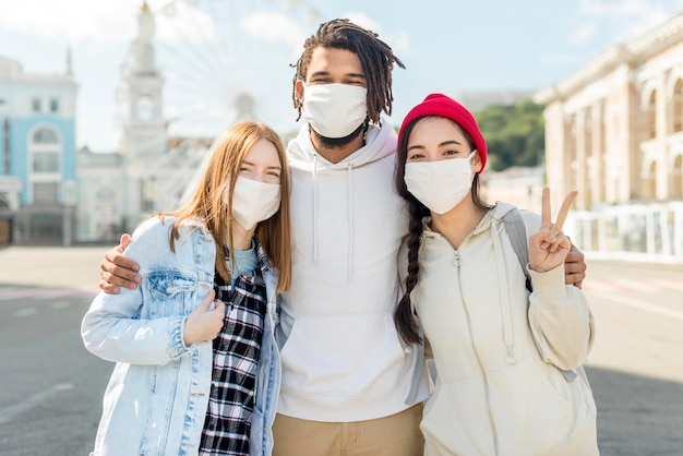 Jonge vrienden buiten met masker