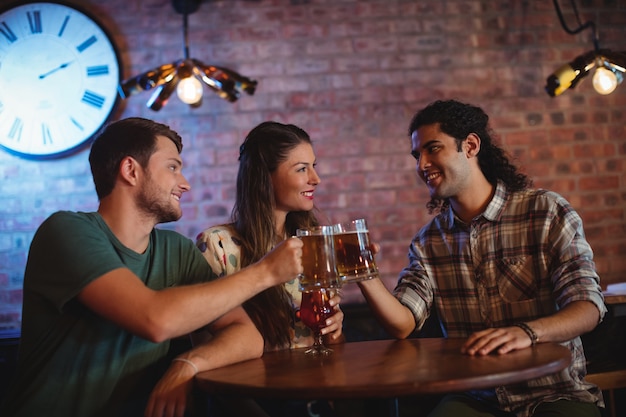 Jonge vrienden die bierpullen roosteren