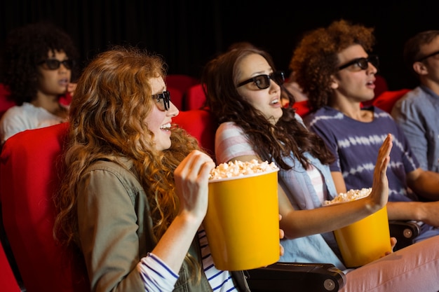 Jonge vrienden die op een 3d film letten