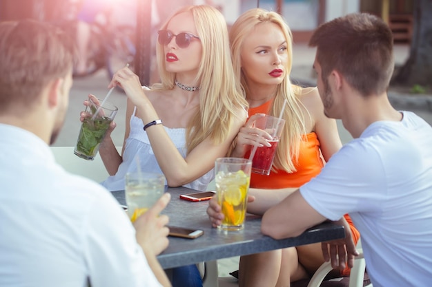 Jonge vrienden drinken cocktails in loungebar