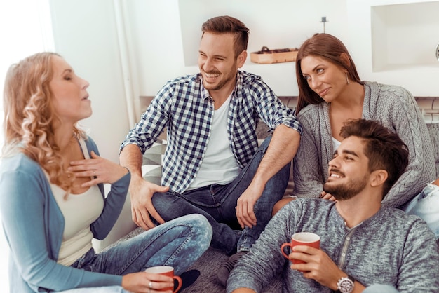 Jonge vrienden hebben een geweldige tijd in de woonkamer