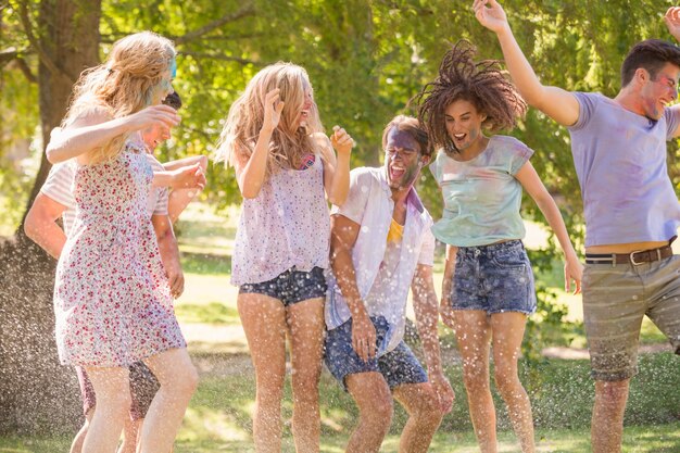 Jonge vrienden met plezier met slang in het park