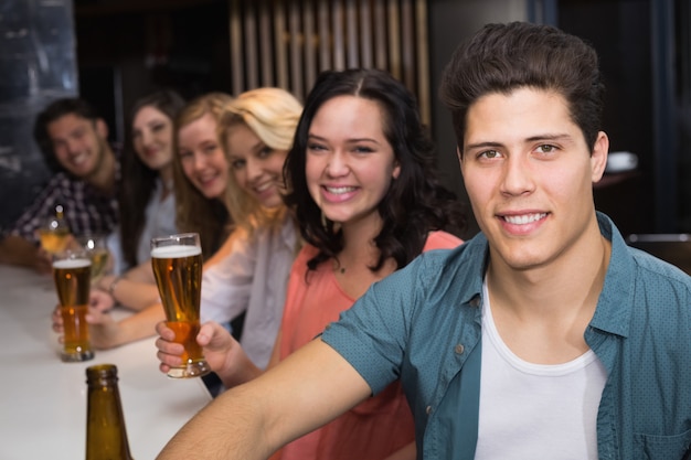 Jonge vrienden samen een drankje