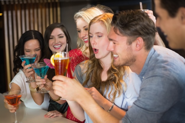 Jonge vrienden samen een drankje