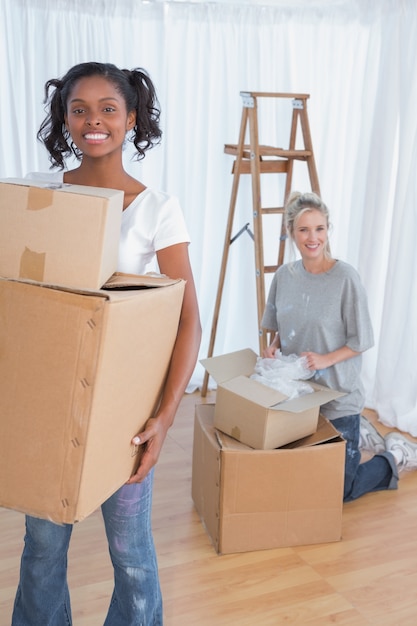 Jonge vrienden verhuizen naar een nieuw huis