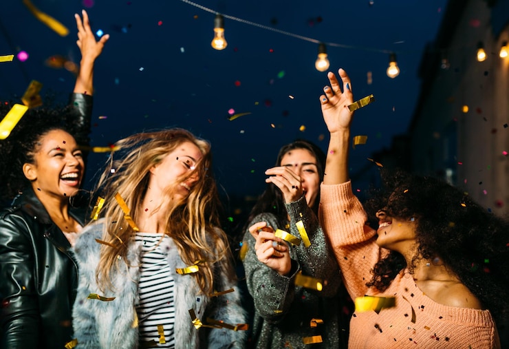 Foto jonge vriendinnen genieten van een feestje's nachts.