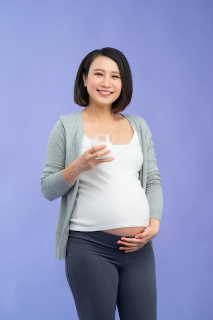 Jonge vrij aziatische zwangere vrouw