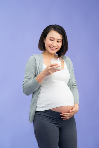 Jonge vrij Aziatische zwangere vrouw