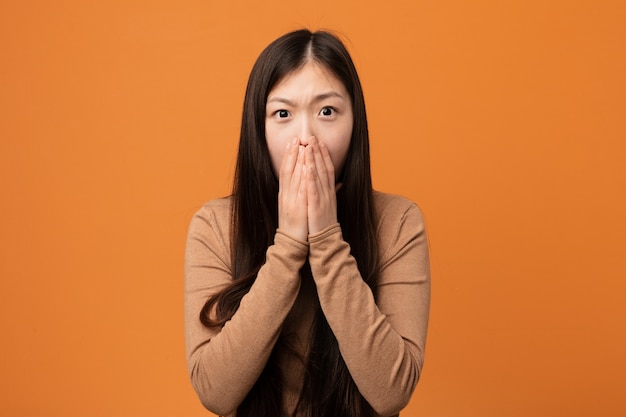 Jonge vrij Chinese doen schrikken en bang vrouw.