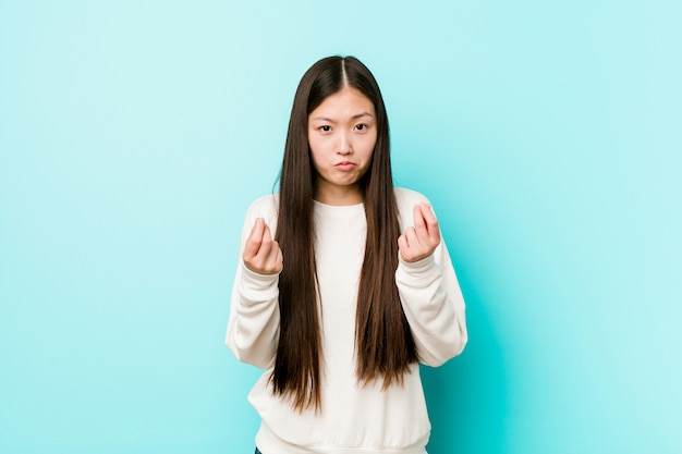 Jonge vrij Chinese vrouw die aantoont dat zij geen geld heeft