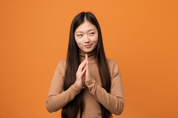 Jonge vrij Chinese vrouw die plan in mening opmaakt, die een idee opzet.