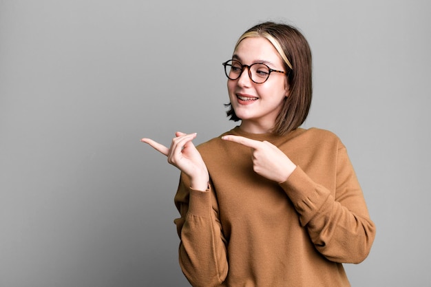 Jonge vrij expressieve vrouw met een kopie ruimte