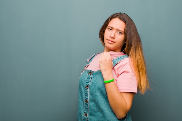 Jonge vrij Latijnse vrouw die arrogant het stellen kijkt