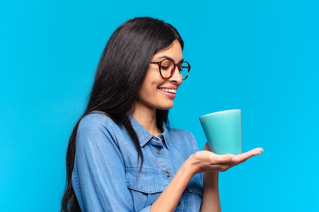 Jonge vrij spaanse vrouw die een koffie heeft