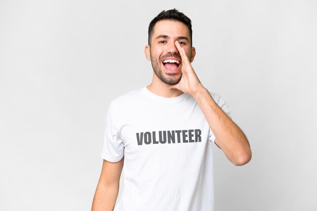 Jonge vrijwillige blanke man over geïsoleerde witte achtergrond schreeuwend met wijd open mond