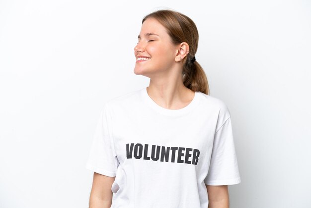 Jonge vrijwilliger vrouw geïsoleerd op witte achtergrond lachen