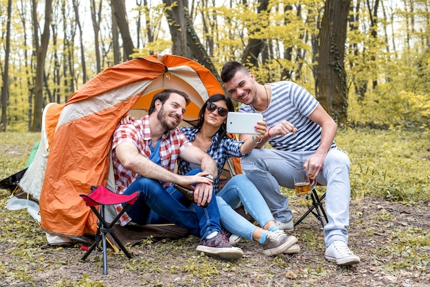 Jonge vrolijke vrienden die een foto-selfie maken tijdens een picknick