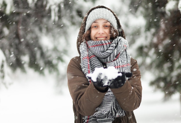 Jonge vrolijke vrouw blij om te sneeuwen