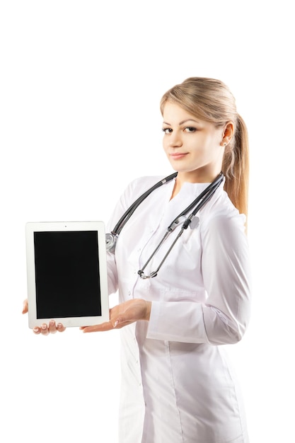 Foto jonge vrolijke vrouwelijke arts toont haar lege tablet