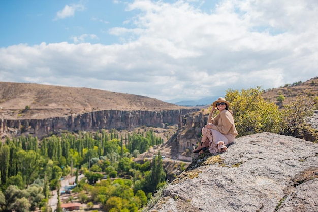 Jonge vrouw aan de rand van de canyon in Cappodocië