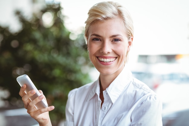 Jonge vrouw aan de telefoon