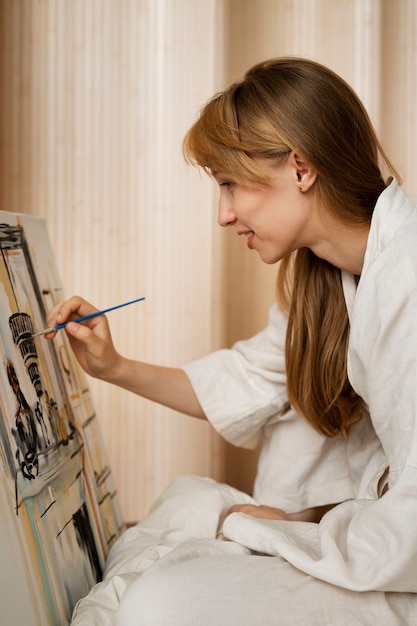 Foto jonge vrouw aan het werk in haar workshop