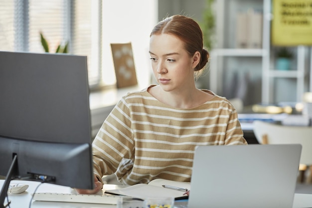 Jonge vrouw aan het werk in Office Minimal