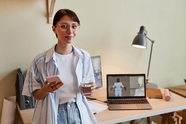 Jonge vrouw als 3D-ontwerper op de thuiswerkplek