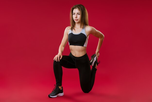 Jonge vrouw atleet houdt zich bezig met fitness. Training concept