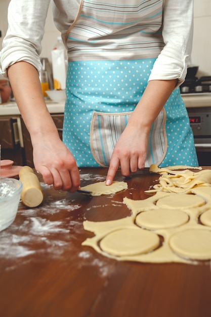 Jonge vrouw bakken in de keuken