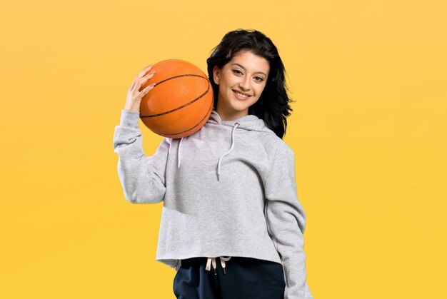 Jonge vrouw basketbal spelen