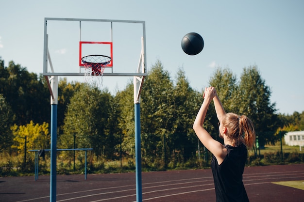 Jonge vrouw basketbalspeler straat bal spelen