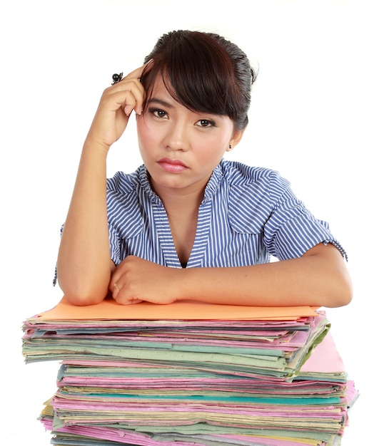 Jonge vrouw benadrukt op het werk