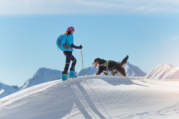 Jonge vrouw beoefenen ski op de berg