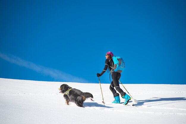 Jonge vrouw beoefenen ski op de berg