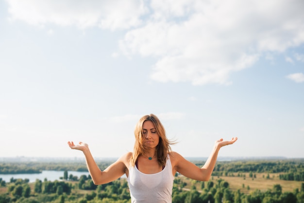 Jonge vrouw beoefent yoga buiten