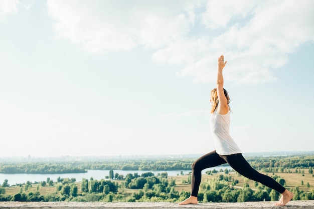 Jonge vrouw beoefent yoga buiten