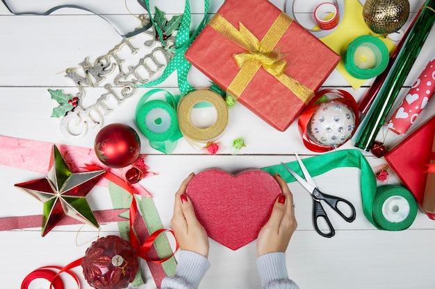 Jonge vrouw bereidt kerstcadeau voor