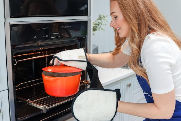 Jonge vrouw bereidt zich voor in de keuken Gezonde voeding Salade Dieet Op dieet zijn Concept Gezonde levensstijl Thuis koken Bereid voedsel voor