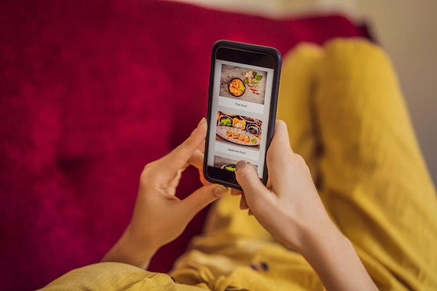 Jonge vrouw bestelt lunch online met behulp van een smartphone