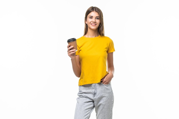 Jonge vrouw biedt witte kop koffie geïsoleerd op grijs