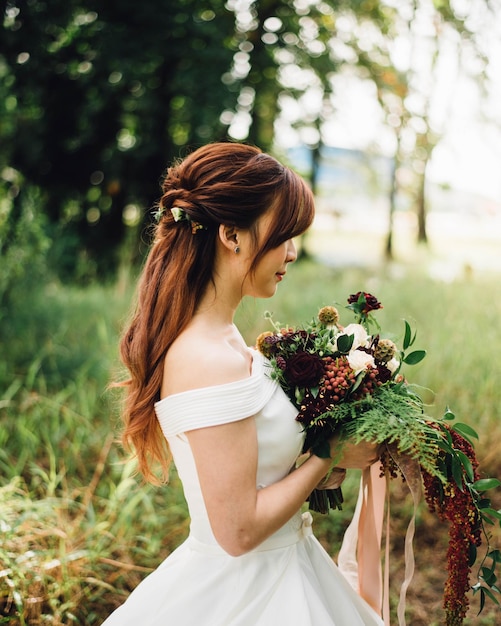 Jonge vrouw bij bloeiende planten