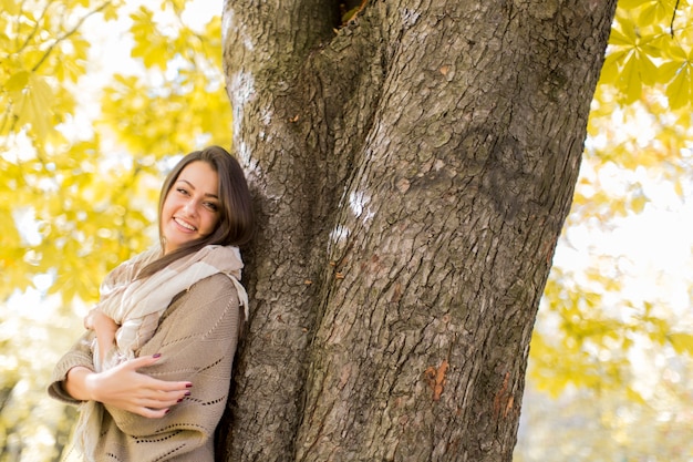 Jonge vrouw bij de herfstbos