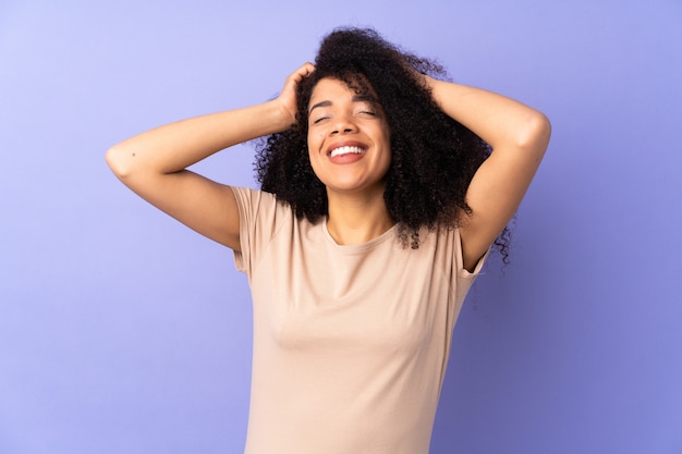 Jonge vrouw bij het purpere lachen