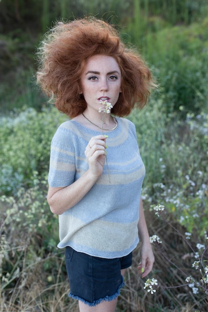 Jonge vrouw bij planten.
